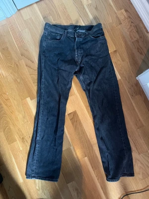 Jeans från Weekday 31/32 - Ett par mörkgråa jeans modell Space från Weekday i storlek 31/32, relaxed fit. Bra skick.