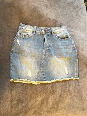 Jeans kjol - Super fin jeans kjol med lite slitningar på