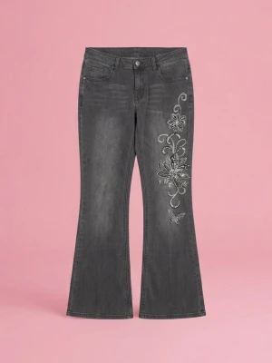 Gråa jeans med strass - Säljer ett par gråa jeans med snygga strassdetaljer i form av fjärilar på ena benet och blommor på andra. Jag är 164cm lång och de är lite långa på mig. Har lagt in en bild på fickorna också. 