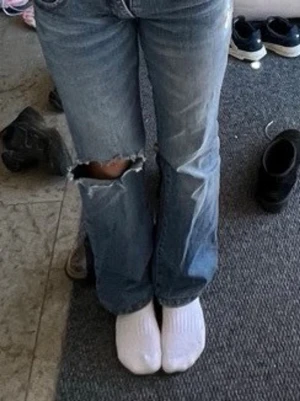 Lågmidjade bootcut jeans  - Fina lågmidjade jeans. Jag har sytt in dom i midjan men det går att spreta upp om man skulle vilja ha dom lite större. Även sytt dom lågmidjade men inget som synts! Jag är ca 160cm.        Midjemått- 36cm inerbenslängd- 73cm 