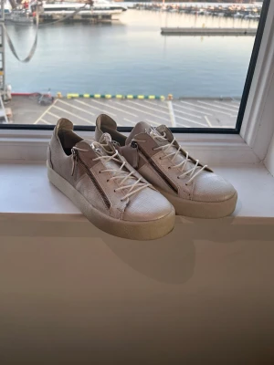 Giuseppe zanotti skor - Storlek: 40-41                                                                                Skick: 9,5/10                                                                            ingår: endast skorna                                                                     nypris: ca 7000kr                                                                             100% autentiska                                                      Tar emot bud men endast seriösa köpare😁