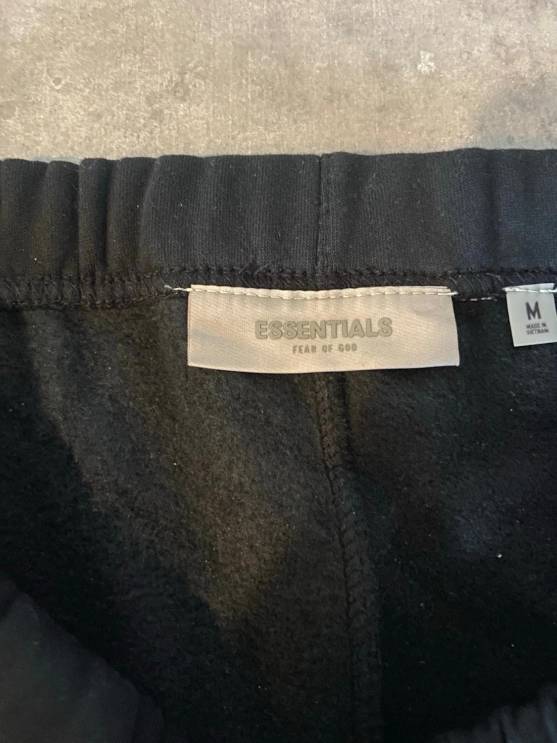 Svarta fear of god essentials mjukisshorts storlek M - 3
