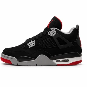 Air Jordan 4 Retro Black/Red - Säljer ett par Air Jordan 4 Retro sneakers i svart mocka med grå och röda detaljer. Skorna har den klassiska Jumpman-loggan på hälen och tungan, meshpaneler på sidorna och en tjock sula med synlig Air-enhet. Perfekta för dig som gillar streetwear och ikoniska modeller.