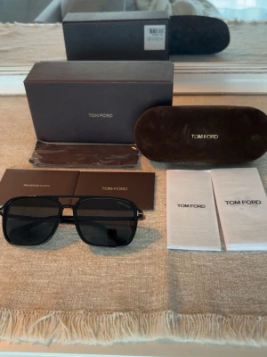 Tom Ford Solglasögon  - Tom Ford FT0910 01A 59, använda 2 gånger, Köptes från synsam för  2650:- 