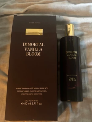 Zara parfym - Zara Immortal Vanilla Bloom EDP. Endast sprayad en gång, så gott som ny. Fin vaniljdoft med blommiga inslag. 🌸