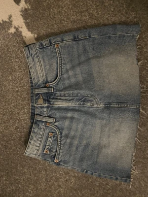 Skitsnygg jeanskjol från weekday - Jättefin blå jeanskjol från weekday använd två gånger inga defekter💞💞