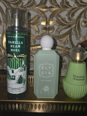 Tre parfymer i gröna flaskor - Säljer tre parfymer: Vanilla Bean Noel från Bath & Body Works i grön sprayflaska, Elysia Pista Sundae i ljusgrön fyrkantig flaska med vit kork och Macaron Amande i ljusgrön rund flaska med guldfärgad kork. Alla har unika och snygga designer.