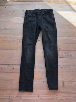 Svarta slim fit jeans från Jack and Jones  - Svarta slim fit storlek 29/30 från Jack and Jones 