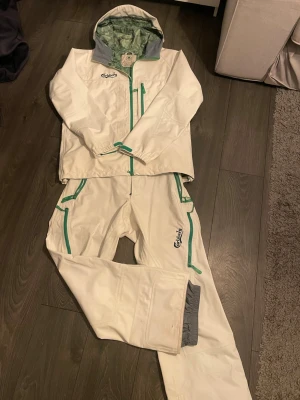 Skidkläder  - Säljer en väldigt limiterad Carlsberg skiddräkt från 2006 Staff outfit under OS i Italien,  Vill du se bästa ut i backen och på afterskin så är detta svaret.  Kan diskutera priset vid snabb affär!