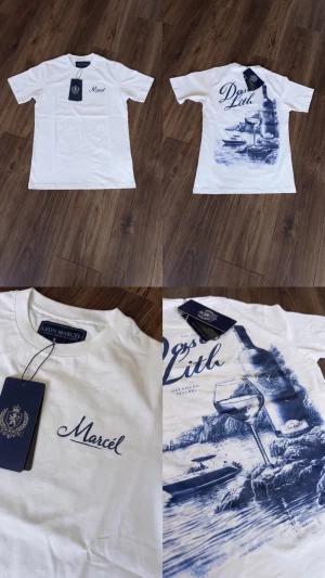 Leon Marcel T-Shirt - Vit t-shirt från Leon  Marcél med ett stort blått tryck på ryggen vinflaska, glas och havsmotiv med texten Dolce Lith. Liten logga på bröstet fram. Klassisk passform, sitter snyggt till jeans eller shorts.