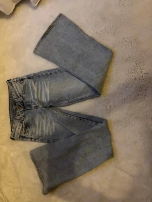 Ljusblå low waist bootcut jeans - Storlek 24/30💓 Lite smutsiga på första bilderna men är rena när jag skickar dom