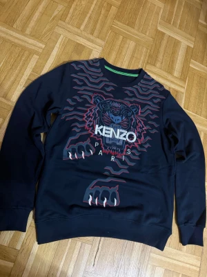 Kenzo Paris Tröja - Har endast varit använd för att testa om det passar annars är den helt ny. Storlek S