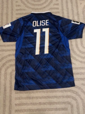 Frankrike 2026 #11 Olise - Replika Frankrike tröja helt ny med tags med Olise på ryggen. För fler bilder eller frågor tveka inte att skriva i dm. Fler tröjor i profilen. Se bio för tvättråd