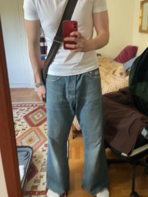 Blå bootcut jeans - Säljer ett par ljusblå bootcut jeans från gamla modellen "Time" från Weekday. Modellen köptes 2023 och har inte funnits i lager sen dess. DM om du har frågor om jeansen :DD             OBS: Sltage vid benöppningen och vid en av fickorna!