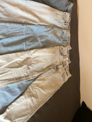 Ljusa raka jeans från fsbn & Woodbird - Säljer flera par ljusa raka jeans från fsbn och Woodbird. Jeansen har klassisk femficksdesign, hög midja och är i tvättad denim med vintagekänsla. Perfekta för en avslappnad och trendig look.