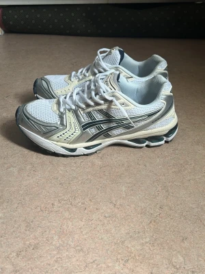 ASICS Gel-2000 vita sneakers - Har bara använt dessa två gånger de blev för små för mig 