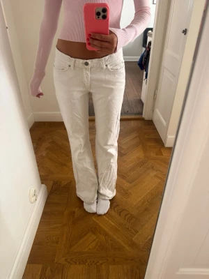 Vita raka jeans från only - Säljer ett par vita jeans från only med rak passform och klassiska fem fickor. Jeansen har normal midja och är tillverkade i bomull. Snygg och enkel look som passar till det mesta. Levi's-logga på bakfickan och patch på linningen.