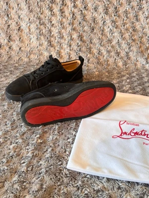 Christian Louboutin Skor - ⚫️ Christian Louboutin Sneakers – Strl 40 ⚫️  Säljer ett par Christian Louboutin sneakers i blå mocka. Passar perfekt för dig som vill ha ett par exklusiva sneakers till ett bra pris. ✨  📏 Storlek: 39 passar 40 📦 Endast dustbag medföljer ⭐ Skick: 5,8/10  💰 Pris: 700 kr Priset är inte hugget i sten, så seriösa bud tas emot.  Skicka meddelande vid intresse eller om du har frågor! 🤝  på andra bilden kan man se att skon har gått sönder genom att den har lossnat men det går att limma fast den.