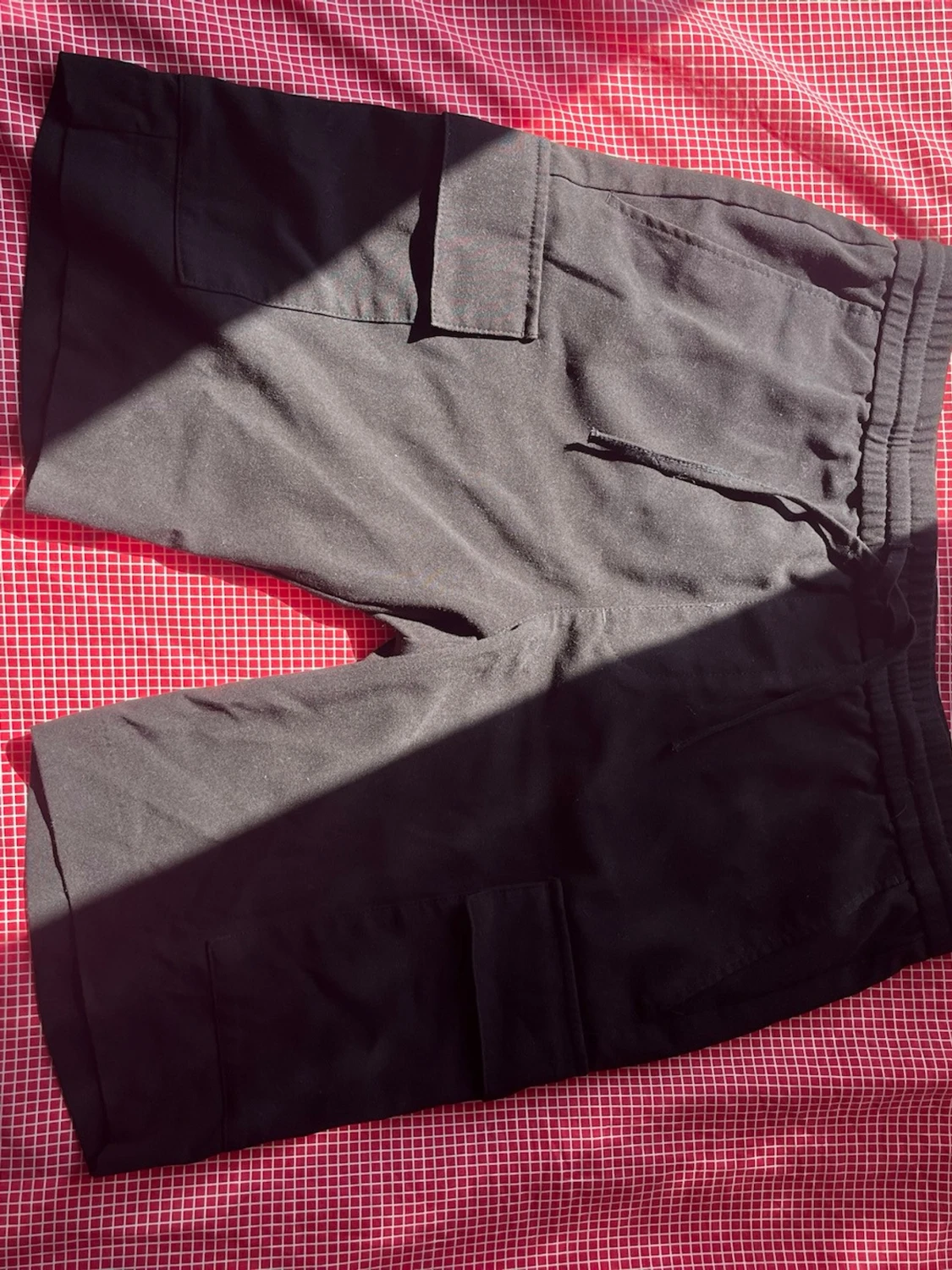 Svarta cargo shorts med snörning