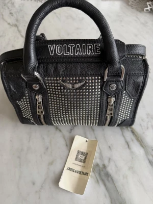 Zadig & Voltaire svart handväska  - Jätte fin väska från Zadig! Den är väldigt sparsamt använd och i fint skick. Nypris var runt 5000 kr. Är i den mittersta modellen. 