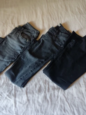 Tre par jeans i olika nyanser - Säljer tre par jeans i olika nyanser av svart och grått. Klassisk femficksmodell med raka ben och normal midja. Perfekta för dig som gillar stilrena och enkla basjeans. Materialet är denim med skön stretch för extra komfort.