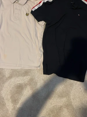 2st piquer  - Säljer dessa 2 pique, en från lyle n scott och den andra från Tommy hilfiger. Den beige är i storlek S och den mörkblåa är i storlek XS. Båda är i väldigt bra skick. Bara att höra av er vid frågor eller funderingar. Det är möjligt att bara köpa den ena om det önskas.