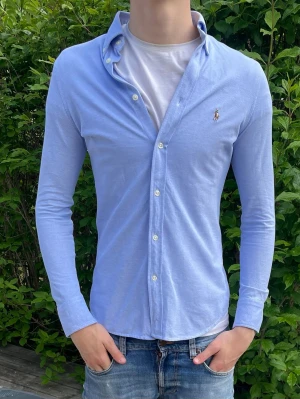 Ljusblå skjorta från Ralph Lauren - Raffe skjorta! Storlek S! Personen på bilden är 184 cm, väger ca 70kg, modellen passar 175-185 cm!
