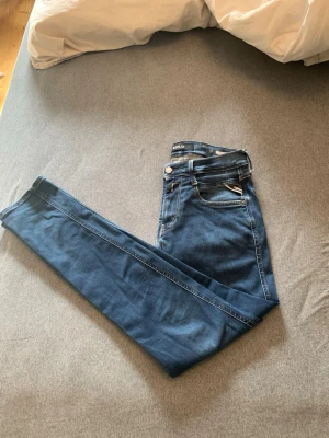 Mörkblå slim  jeans från Replay - Är ett par snygga mörkblå Reaplay Anbass Jeans/ Storlek 30/32 Passar till alla tillfällen bra stretch och väldigt bra kvalité använt dessa ett tag därför ett billigare pris men fortfarande väldigt bra skick på dem!!    Vid frågor/Funderingar så svarar jag så fort jag kan👍