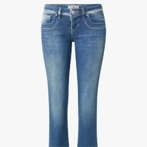 LTB Jeans - Säljer mina LTB jeans som är i stl 24/30, kp för mått! Säljer då det va något för stora på mig, färgen är mörkare än på bilderna. Nypris: 915kr. Köparen står för frakten, använder köp nu och Swish.