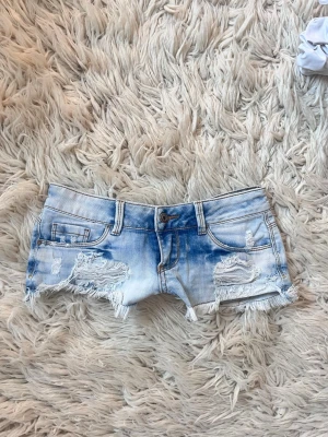 Superlågmidjade jeanshorts  - Midja ca 35 Grenhöjd ca 14,5-15 cm