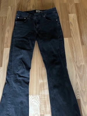 Svarta bootcut jeans från lager 157 - Säljer ett par svarta bootcut jeans från märket lager 157. raka ben med lätt utsvängning och är tillverkade i denim. Vill bli av med så priset kan gå ner. Köpta för 300