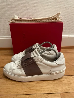 Valentino open sneakers  - Säljer nu dessa fina valentino skor | Använt skick men fortfarande fina | Storlek 37,5 | Hör gärna av er vid frågor eller funderingar 