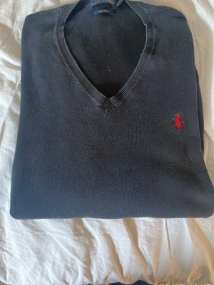 Mörkblå v-hals stickad tröja från Ralph Lauren - Riktigt fin v-halsformad stickad tröja av Ralph lauren i exceptionellt skick. 