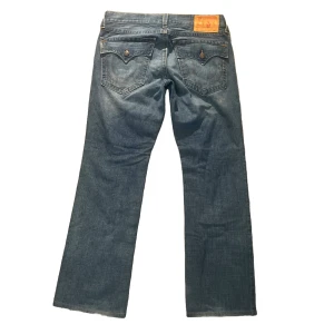 True Religion Jeans - Sjukt snygga med bra passform. Utmärkt skick. Säljer för att jag bytt stil och inte använder dom längre, samt för att jag behöver pengar till sommaren👌👌🔝🔛💯💯