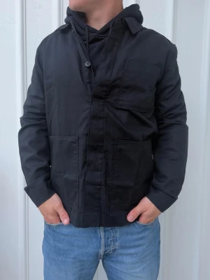 Ny stilren overshirt/jacka M - Orginalpris: 1199:-  Jättesnygg stilren overshirt/jacka från These Glory days med dold knäppning. Perfekt jacka som passar till alla outfits.  86% bomull & 14% linne gör att den känns lite lyxigare 🖤🖤🖤