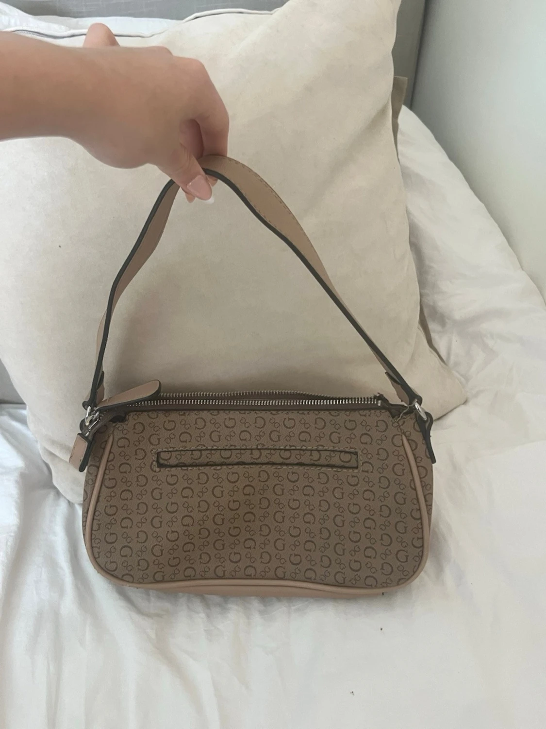 Beige axelremsväska från Guess - 2