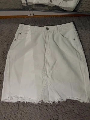 Vit jeanskjol  - Snygg vit kort jeanskjol. 