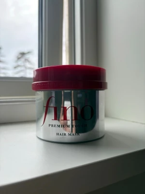 Fino Premium Touch hårinpackning - Fino Premium Touch Hair Mask är en hårinpackning i en silverfärgad burk med rött lock. Inpackningen har en krämig, vit konsistens och är perfekt för dig som vill ge håret extra vård och fukt. Snygg och praktisk förpackning som passar i badrumsskåpet. Använd kanske 1-2 gånger.