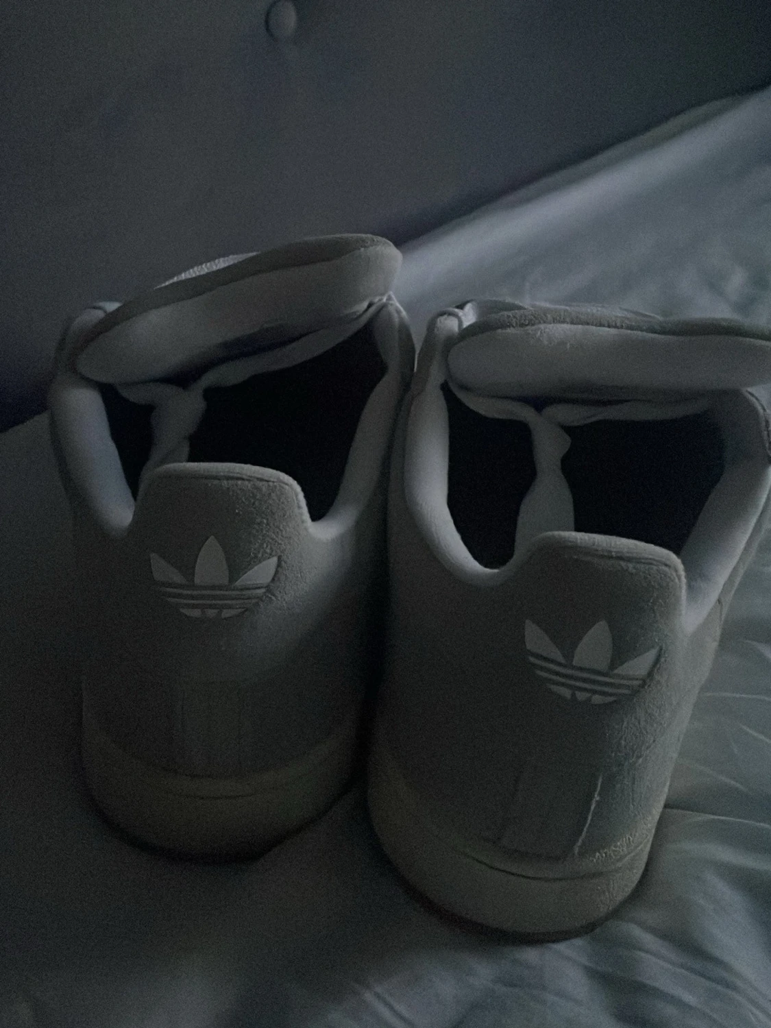 Adidas gråvita sneakers med gummisula - 2