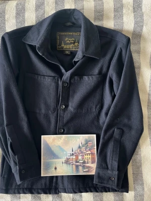Donce de la sense overshirt - Denna overshirt är riktigt stilren och extremt mångsidig. Den passar till allt och är mycket kvalitativ. En fin pjäs att ha i garderoben!