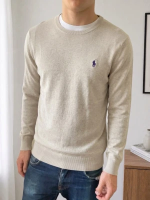 Ljusbeige Ralph Lauren tröja - Säljer en sjukt fet tröja från Ralph Lauren i färgen creme vit/ljusbeige. Tröjan är i mycket bra skick då den har varit väl omhändertagen och är i M och sitter även som M. Hör gärna av er vid frågor elr funderingar
