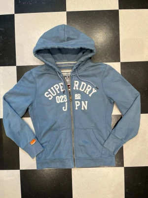 Superdry zip hoodie - Står att det är storlek L men den sitter som S