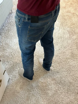 Replay anbass jeans  - Replay Jeans | Bra skick inga större defekter | Storlek 33/34 | Pris - 549kr | Modellen är ca 181cm lång | Hör av dig vid minsta fråga eller fundering!!