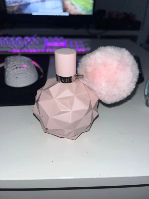 Ariana grande sweet like candy - Luktar jätte gott men kommer inte till användning på sista bilden ser ni hur mycket som är kvar, inte mycket som är använt💕 skriv om ni undrar något mer☺️