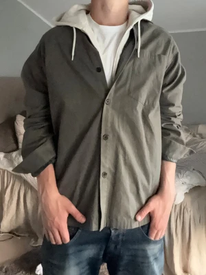 Overshirt - Riktigt snygg grön overshirt. Storleken är M. Tveka inte på att höra av dig vid eventuella frågor och funderingar!😮‍💨✌️