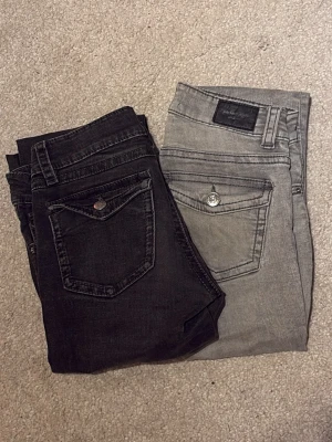 Två par bootcut jeans  - Säljer två par bootcut jeans från Gina. Storlek 34 och 158. Lite slitna i benslutet. 🩷