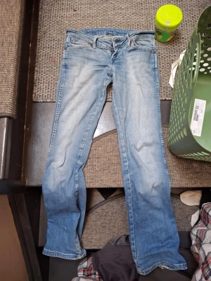 Säljer någon samma jeans!!!!?!??? - Spelar ingen roll färgen W25 L32 Vill köpa likadana för dessa gick sönder🙏  (Säljer inte dessa jeans för de e trasiga så skrev in skick o grejer bara för att lägga upp artikeln)