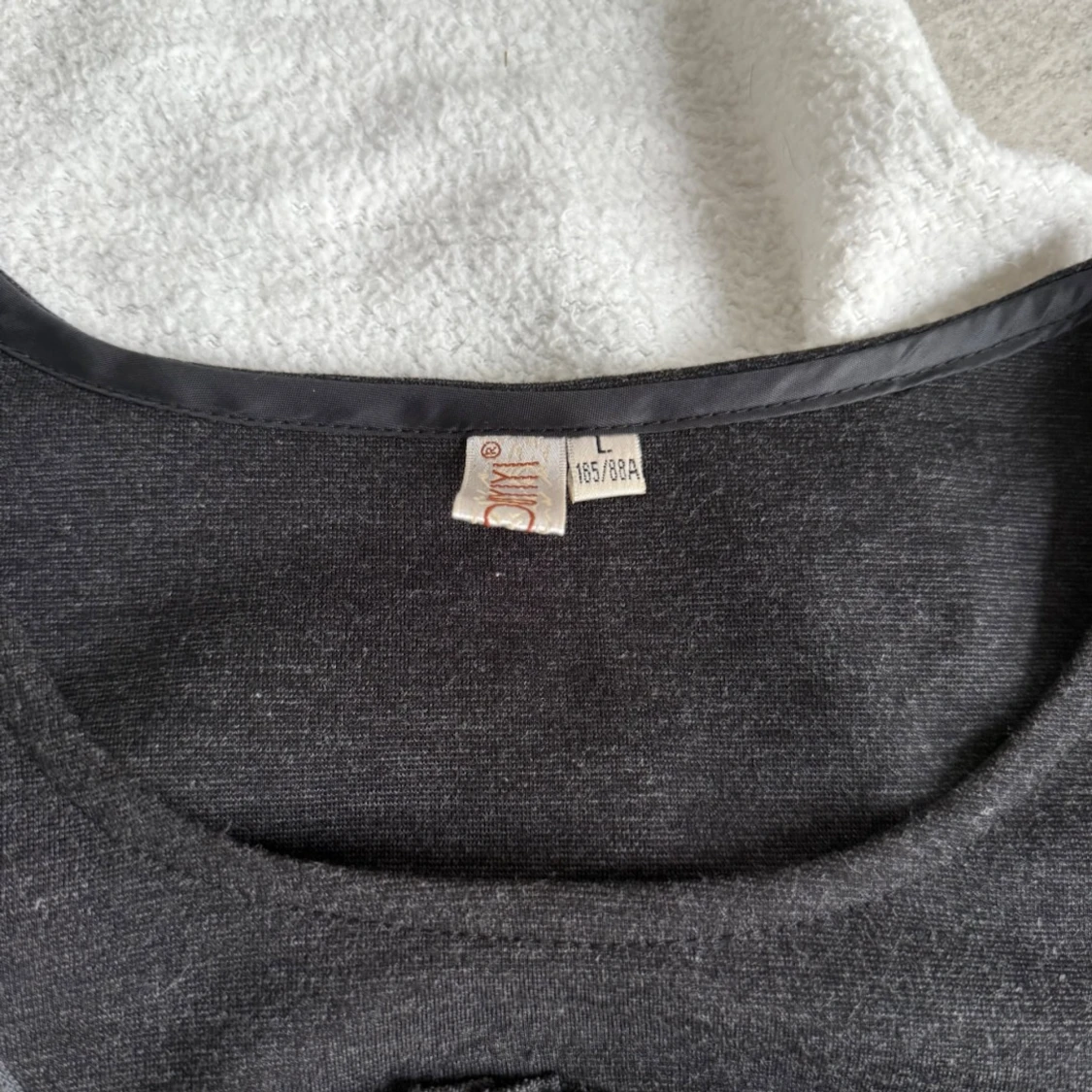 Mörkgrå klänning med vågig detalj (M) - 1