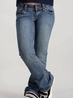 Blå bootcut jeans från Abrand - Snygga blå bootcut jeans från Abrand med klassisk femficksmodell och subtila slitningar. Jeansen har normal midja, utsvängda ben och detaljerade sömmar. Tillverkade i mjuk denim med stretch för extra komfort. Perfekta för en avslappnad och trendig look. Skriv för fler bilder🩷