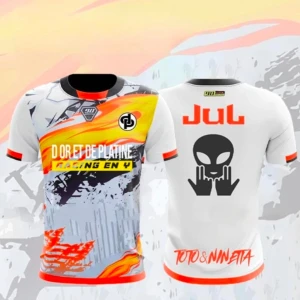 Färgglad t-shirt Jul x D'or et de Platine - Unik t-shirt med grafiskt tryck i vitt, orange, svart och gult. Framsidan har texten 'D'or et de Platine Racing en V4' och logga, baksidan har 'Jul', ett alien-tryck och signaturen 'Toto & Ninetta'. Rund hals och kort ärm. Perfekt för dig som gillar streetwear.